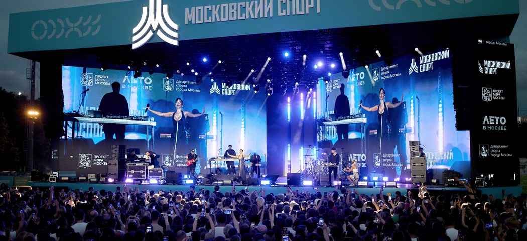 Главная сцена фестиваля с концертом